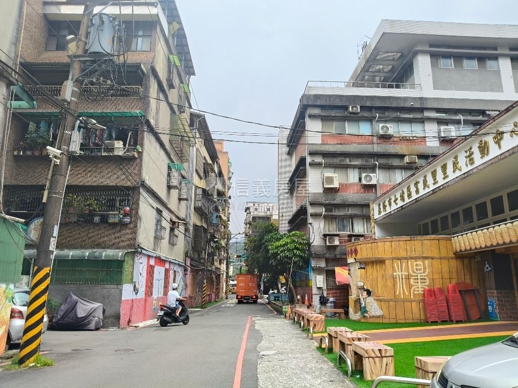 七堵分局旁邊間四房房屋室內格局與周邊環境