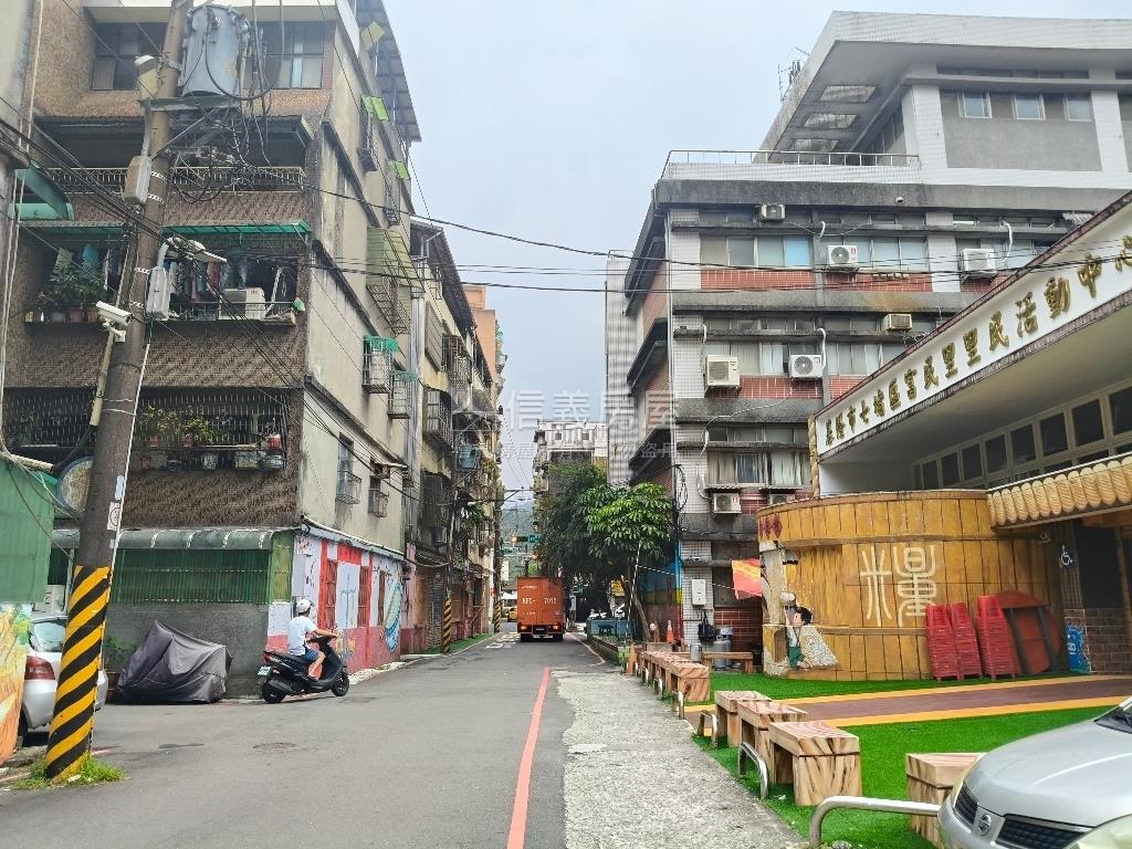七堵分局旁邊間四房房屋室內格局與周邊環境