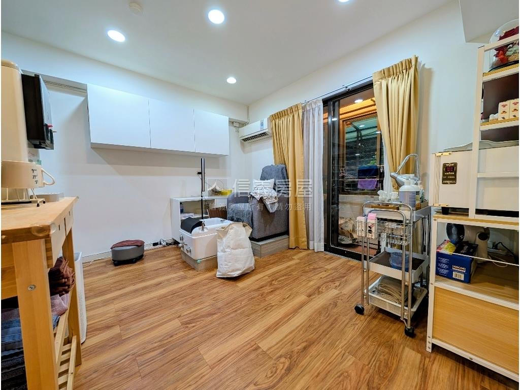 很近六張犁捷運管理美二房房屋室內格局與周邊環境