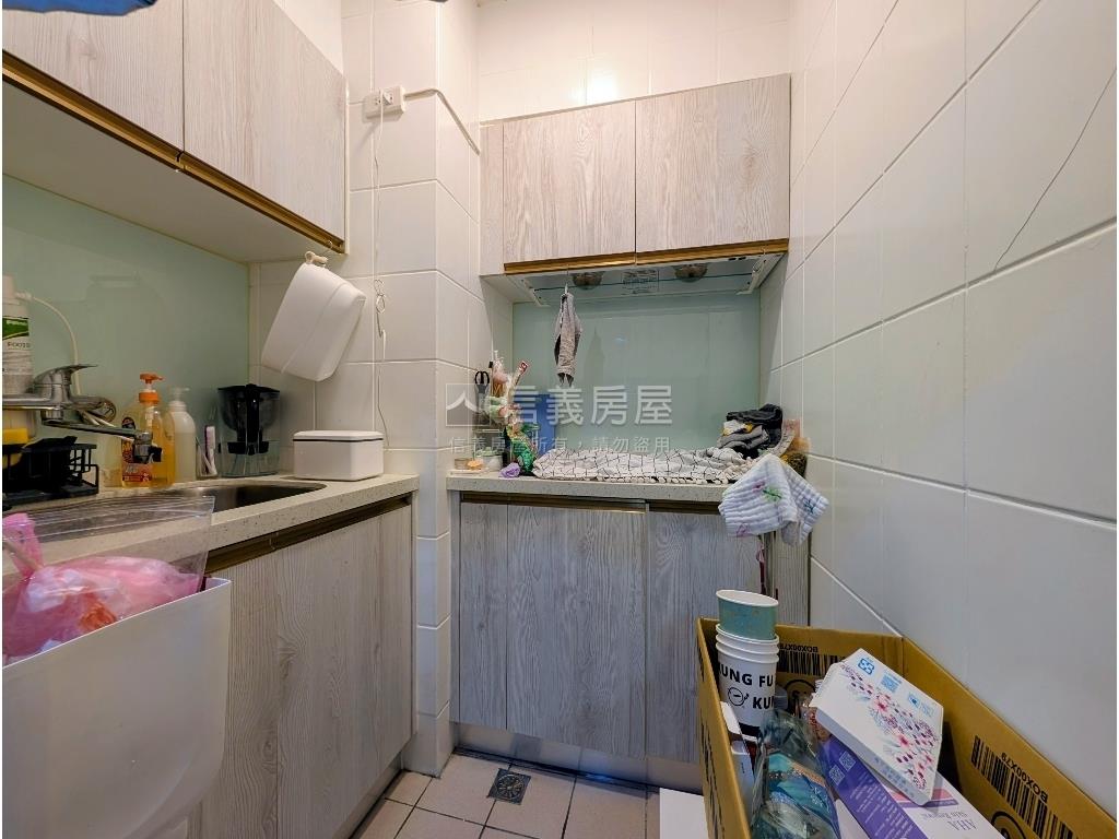很近六張犁捷運管理美二房房屋室內格局與周邊環境