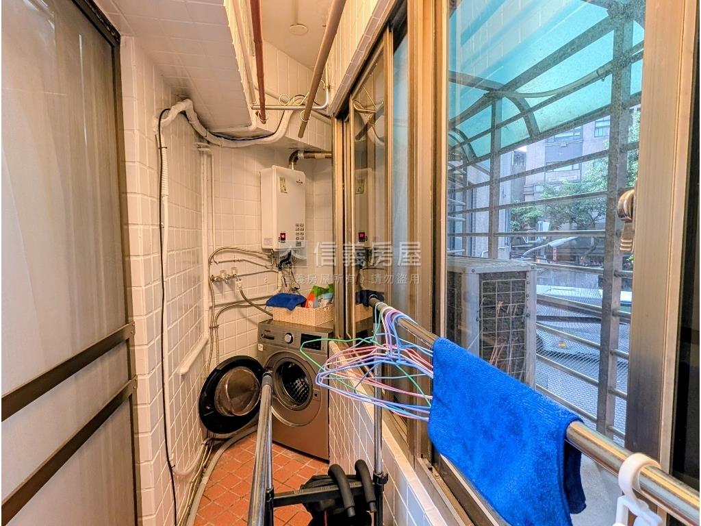 很近六張犁捷運管理美二房房屋室內格局與周邊環境