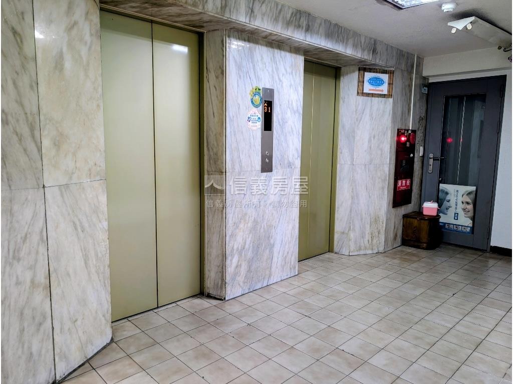 很近六張犁捷運管理美二房房屋室內格局與周邊環境