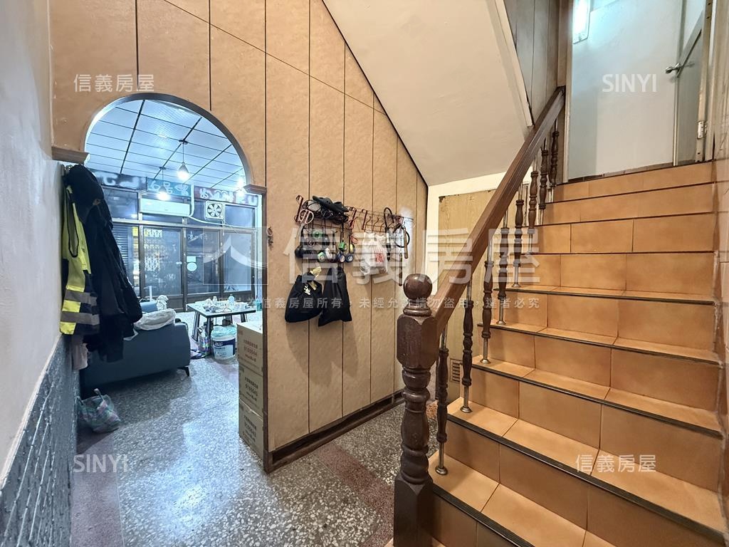 仁美熱鬧騎樓店面房屋室內格局與周邊環境