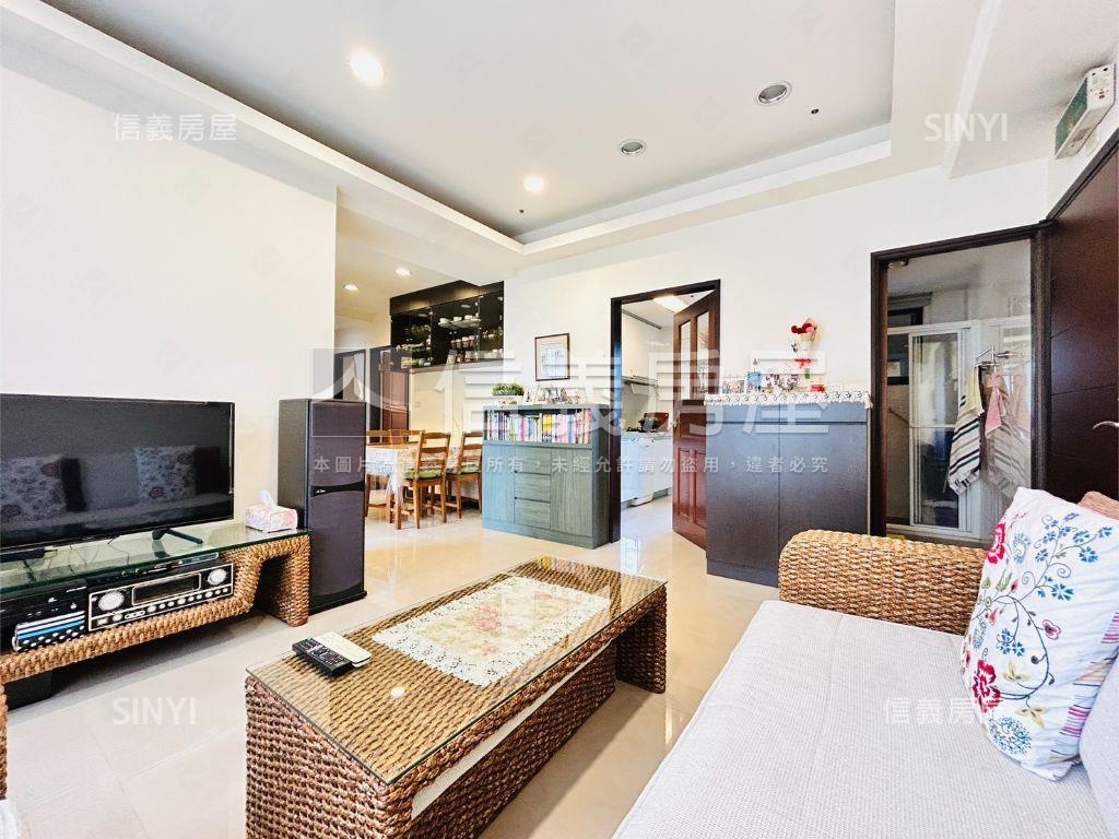 悠遊郡四房車位房屋室內格局與周邊環境