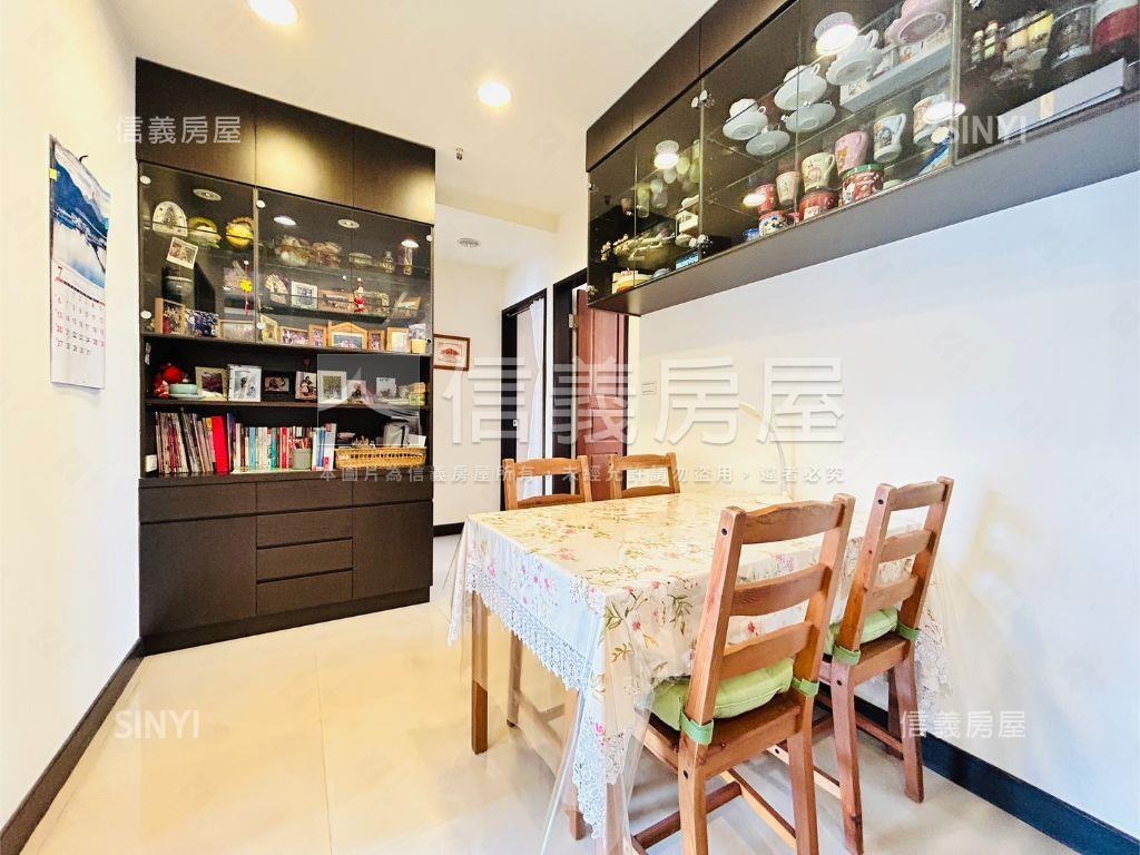 悠遊郡四房車位房屋室內格局與周邊環境