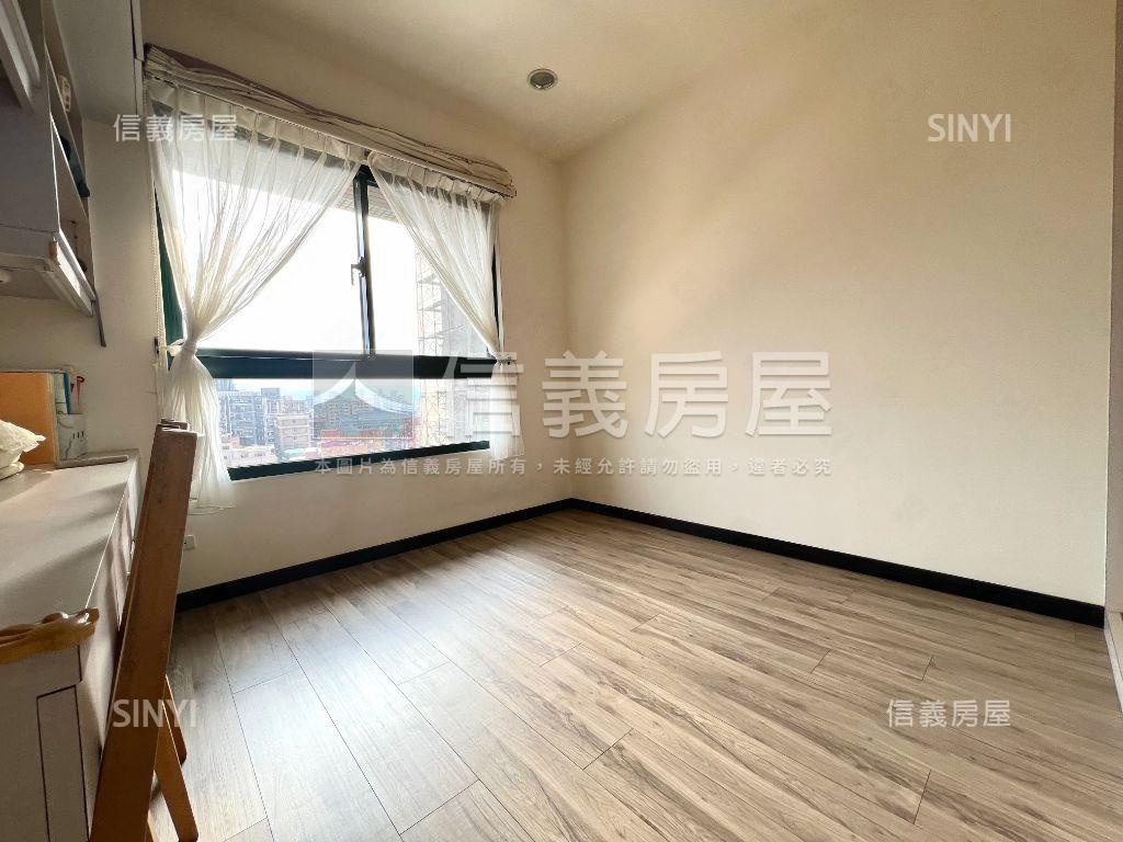 悠遊郡四房車位房屋室內格局與周邊環境