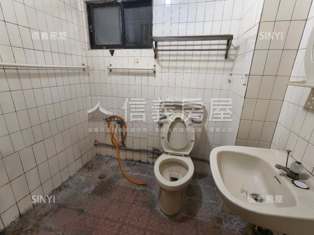 近輕軌壽山公園站華廈３房房屋室內格局與周邊環境