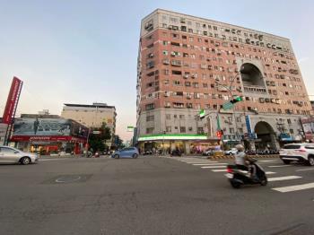 正北屯路大面寬三角窗店面