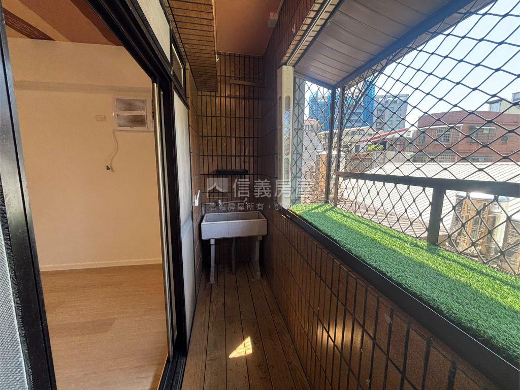 中正面校園邊間電梯大３房房屋室內格局與周邊環境