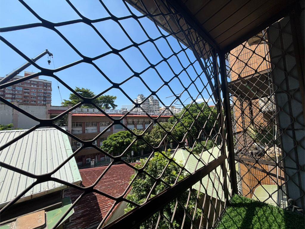 中正面校園邊間電梯大３房房屋室內格局與周邊環境