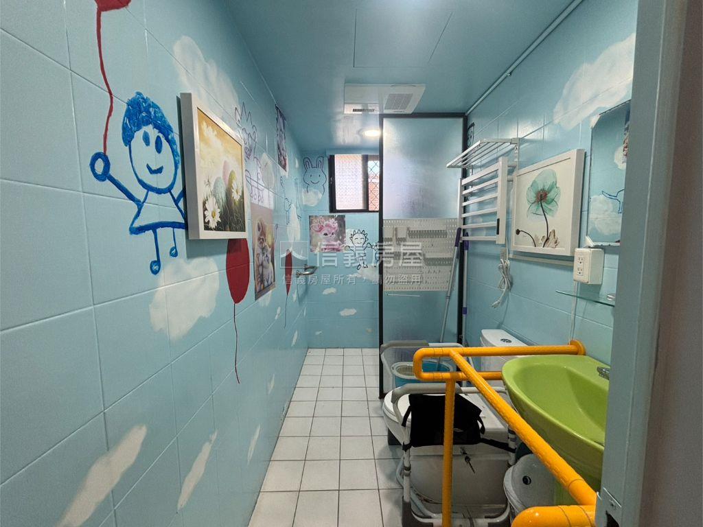 中正面校園邊間電梯大３房房屋室內格局與周邊環境