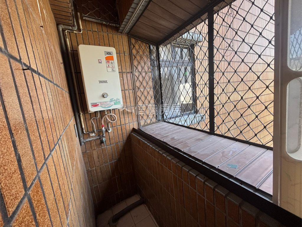 中正面校園邊間電梯大３房房屋室內格局與周邊環境