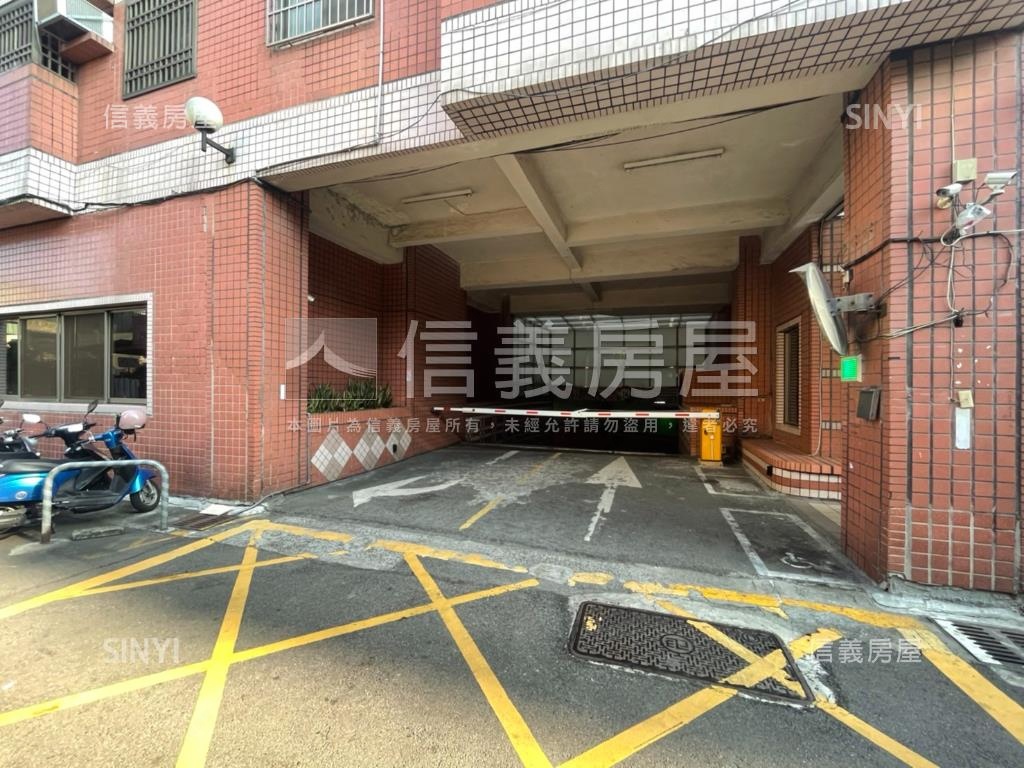 邊間２房２廳附車位裝潢戶房屋室內格局與周邊環境