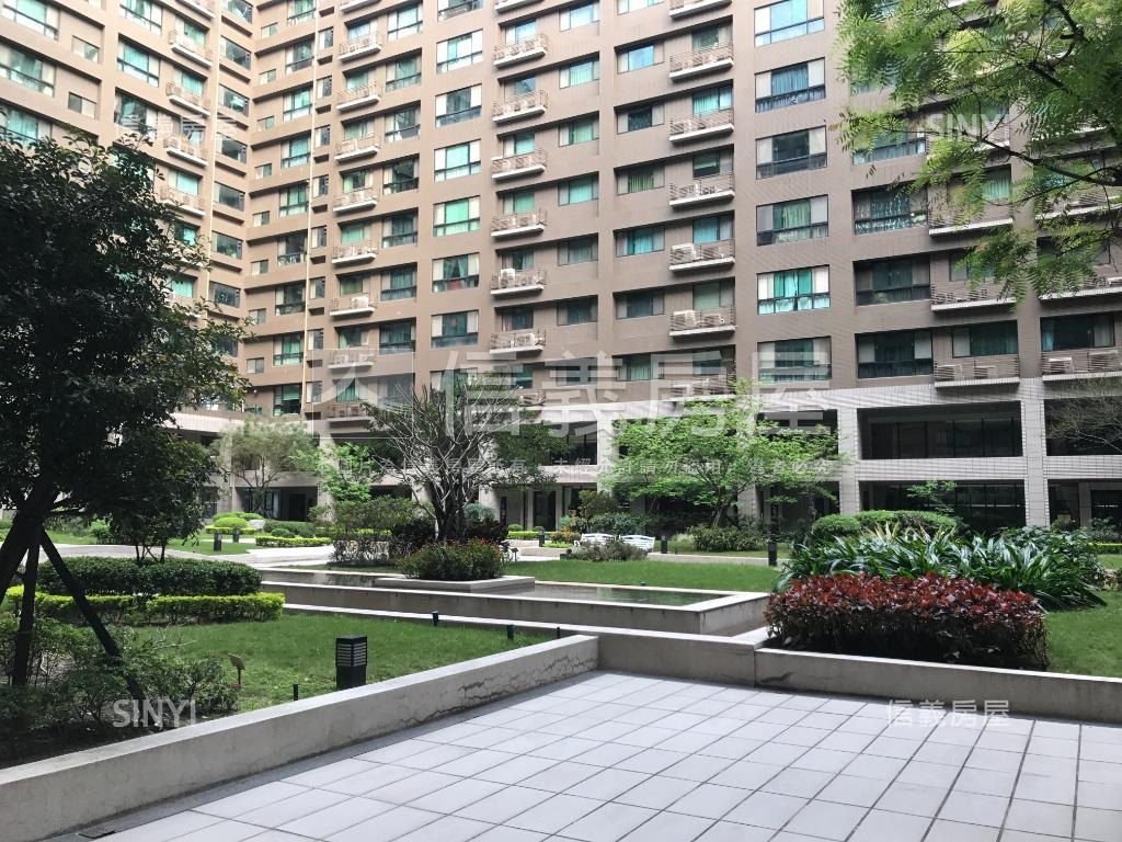 竹城鶴岡高樓三房雙車位房屋室內格局與周邊環境