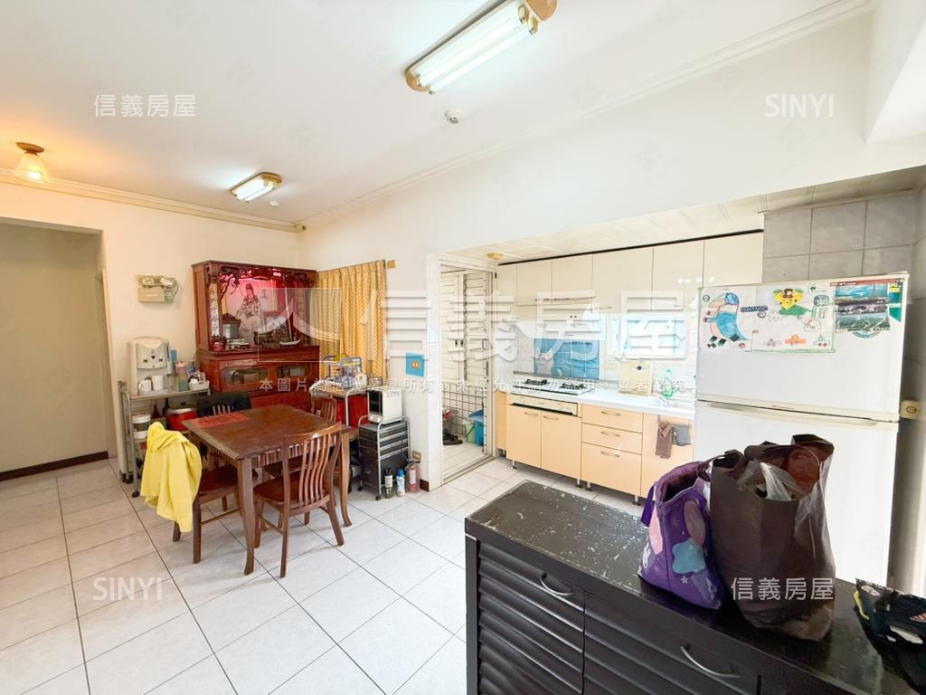 美術園道旁大三房車位房屋室內格局與周邊環境