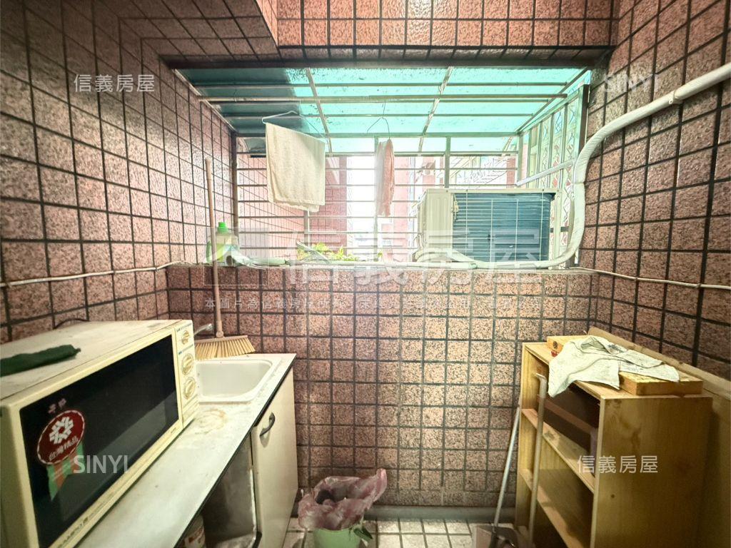 景安捷運摩登時尚首購套房房屋室內格局與周邊環境