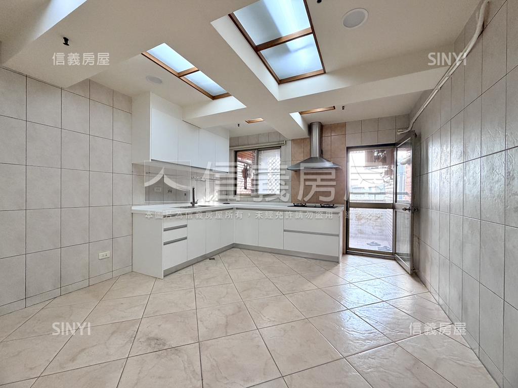 首排景觀｜國泰美三房平車房屋室內格局與周邊環境