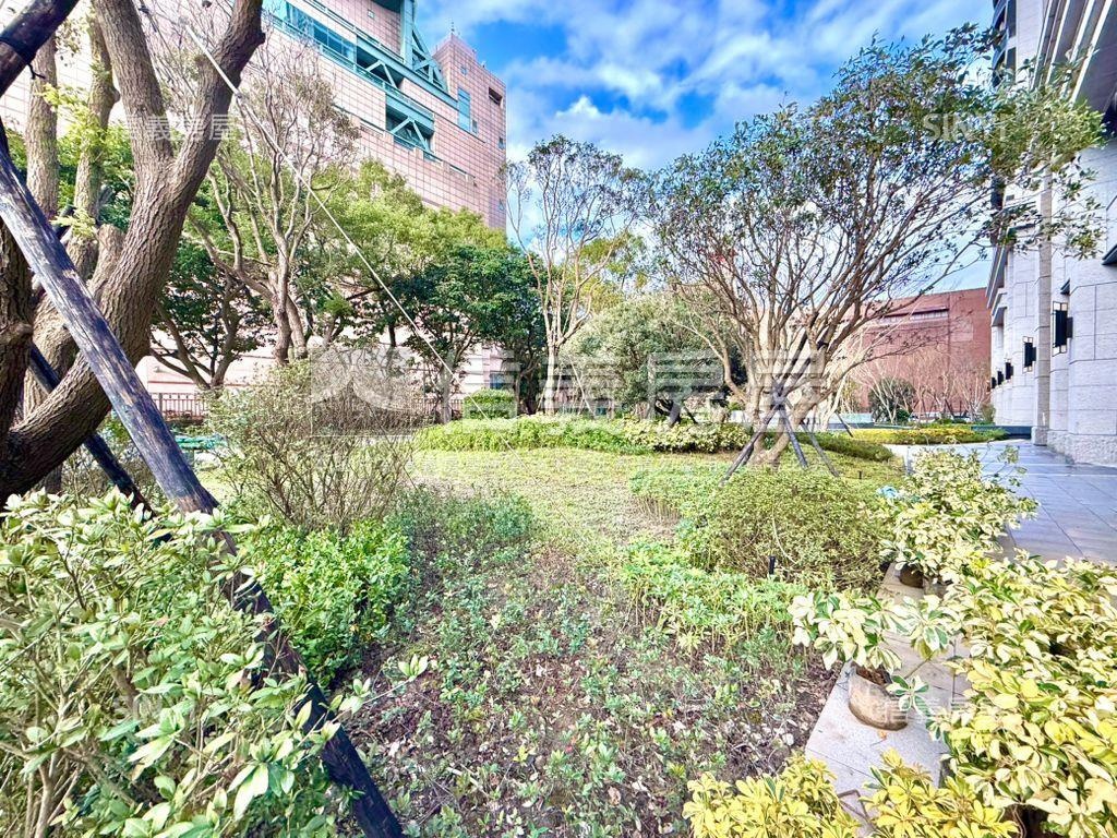 專任擎天森林４７坪雙車位房屋室內格局與周邊環境