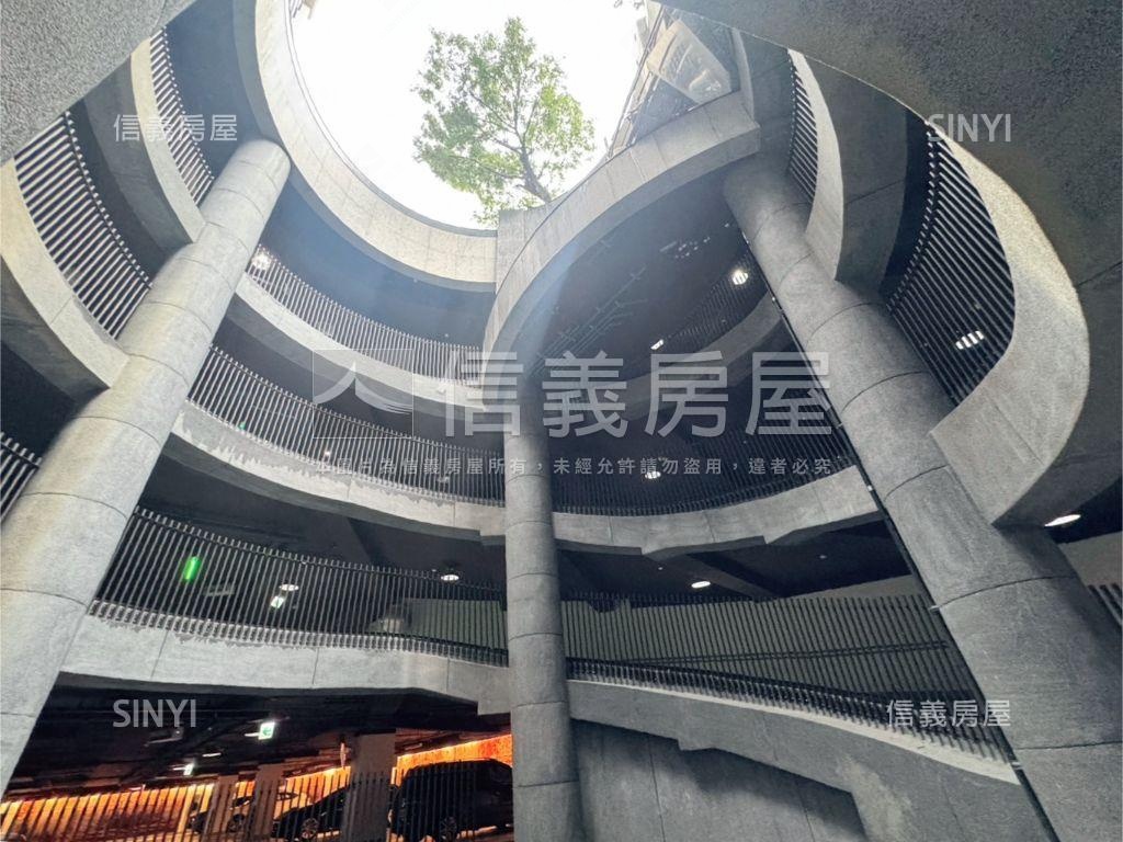 專任擎天森林４７坪雙車位房屋室內格局與周邊環境