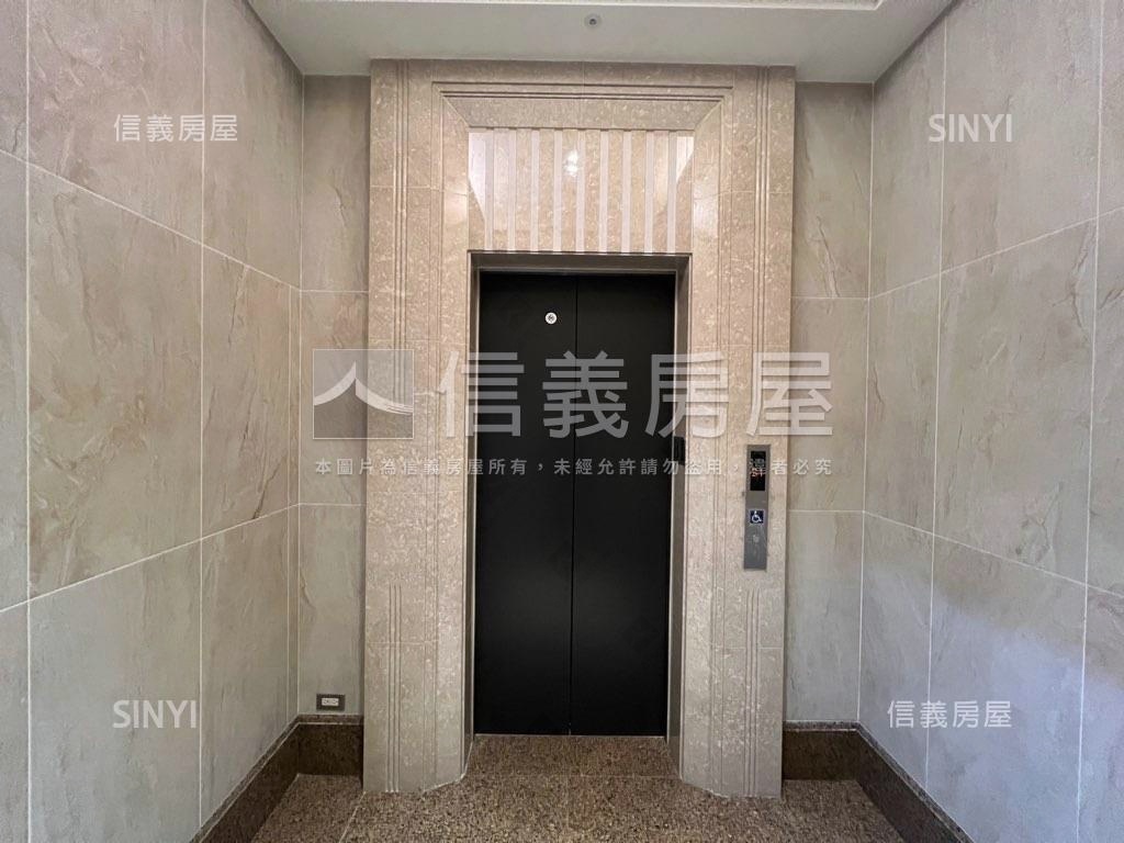 藝文核心麥當勞旁面寬店面房屋室內格局與周邊環境