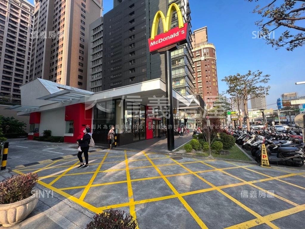 藝文核心麥當勞旁面寬店面房屋室內格局與周邊環境
