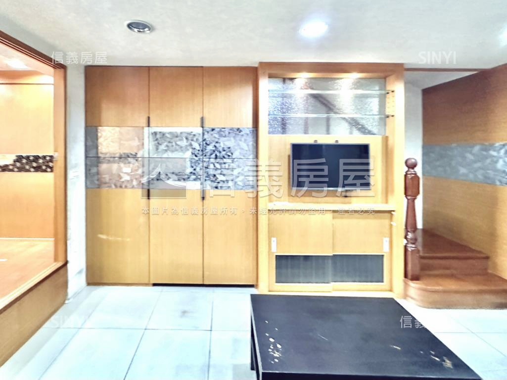 次高樓層．樓中堡房屋室內格局與周邊環境