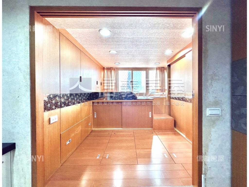 次高樓層．樓中堡房屋室內格局與周邊環境