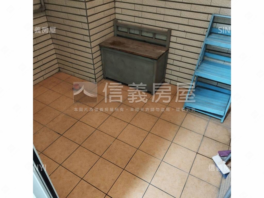 左營夏威夷採光三房平車房屋室內格局與周邊環境