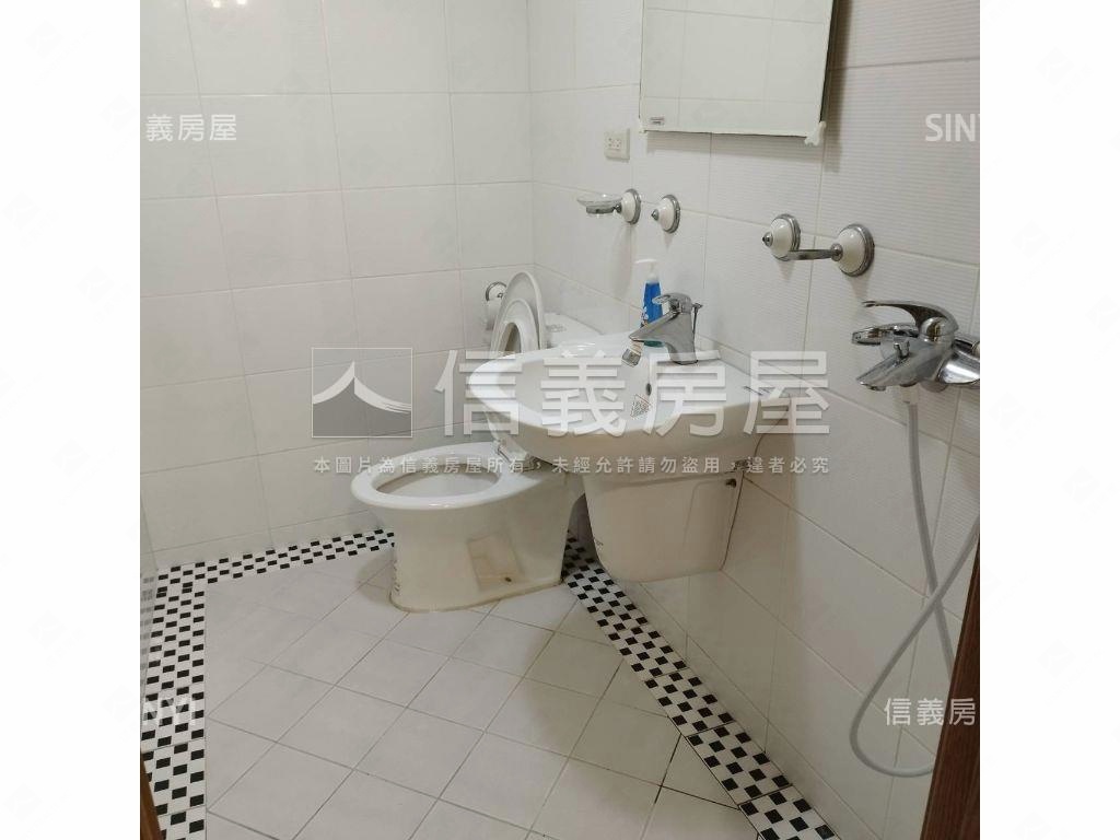 左營夏威夷採光三房平車房屋室內格局與周邊環境