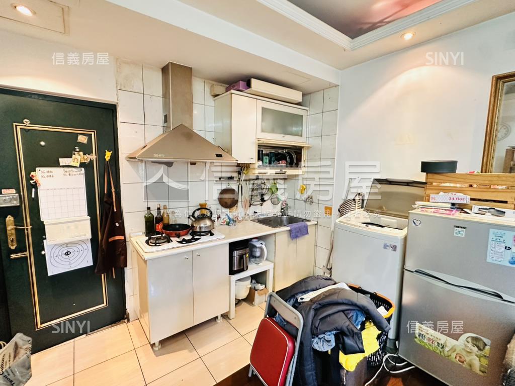 中和捷運電梯１房１廳房屋室內格局與周邊環境