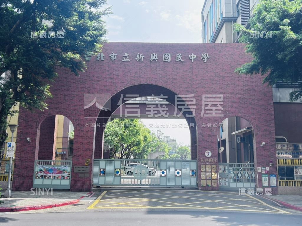 就看這間電梯套房房屋室內格局與周邊環境