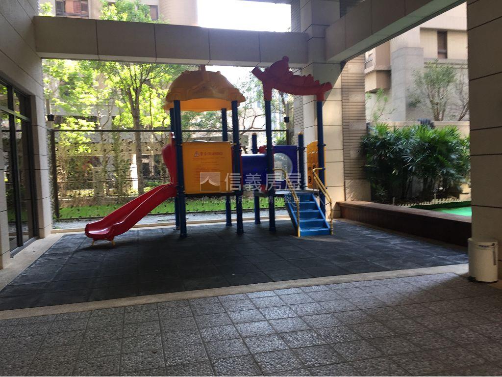 菁英典藏９Ｆ兩房房屋室內格局與周邊環境