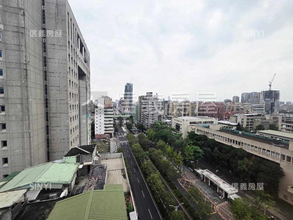 信義翡麗邊間１２樓房屋室內格局與周邊環境