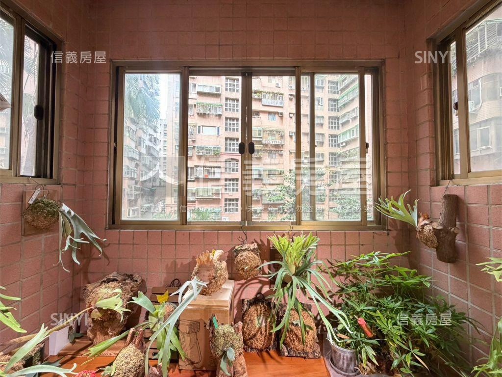 台北麗京三房有車位。綠園房屋室內格局與周邊環境