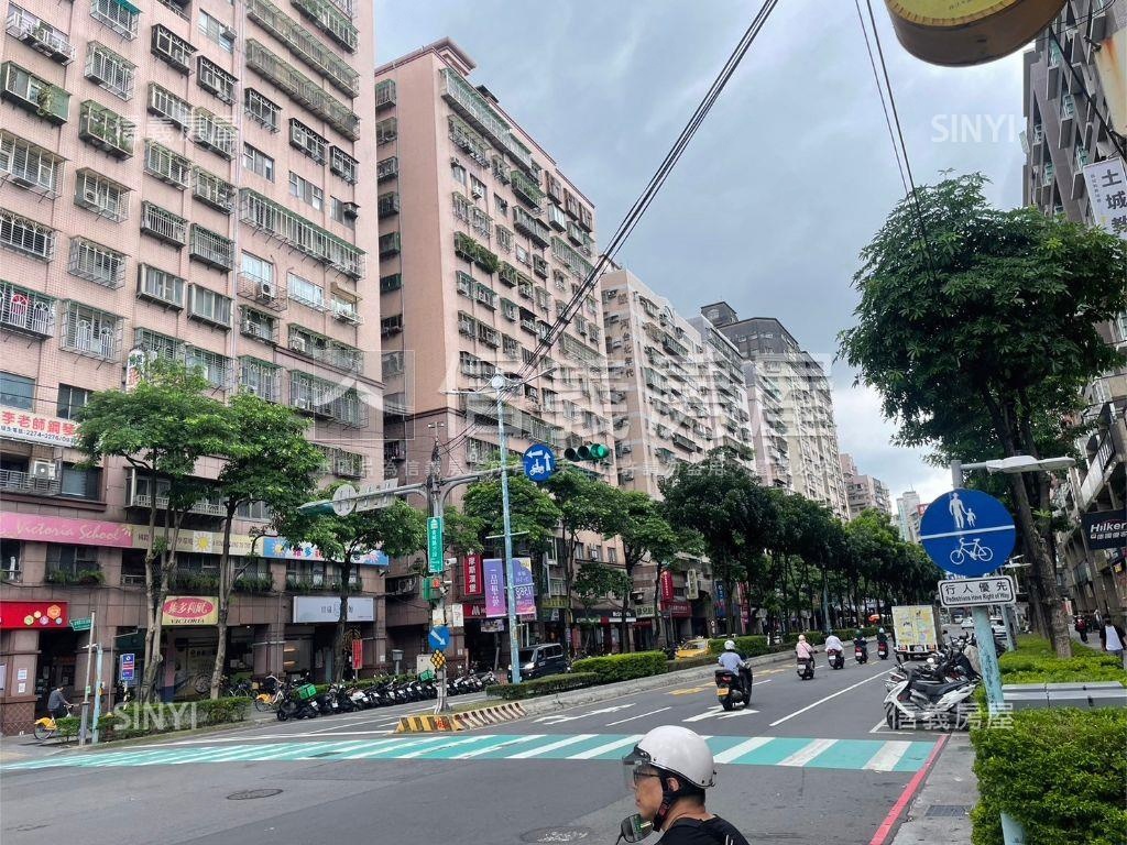 台北麗京三房有車位。綠園房屋室內格局與周邊環境