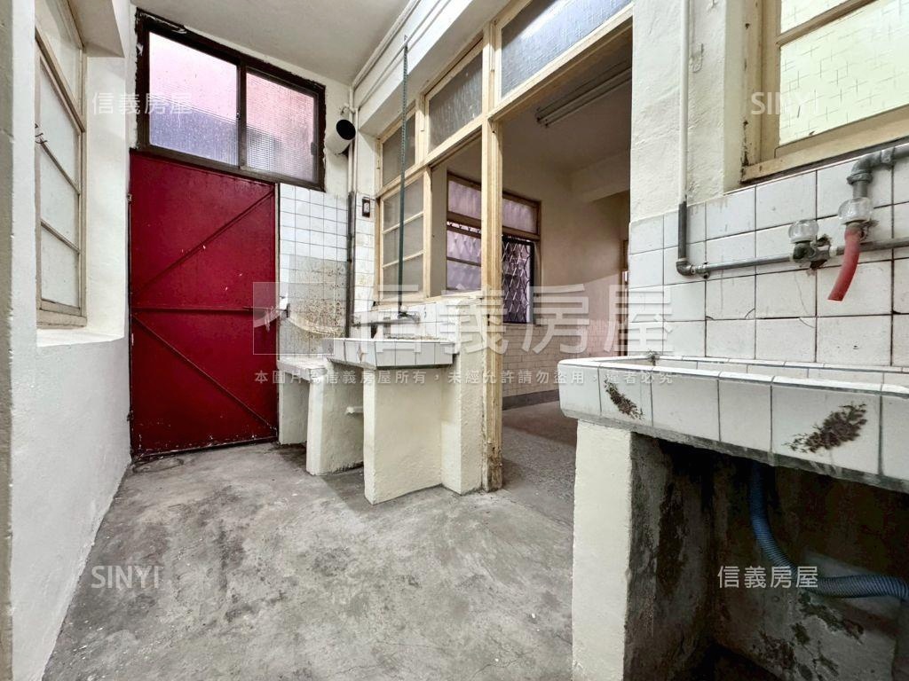 邊間低總價大地坪潛力透天房屋室內格局與周邊環境