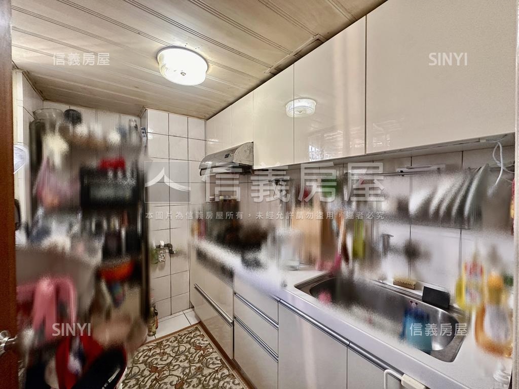 專任中正路稀有三房華廈房屋室內格局與周邊環境