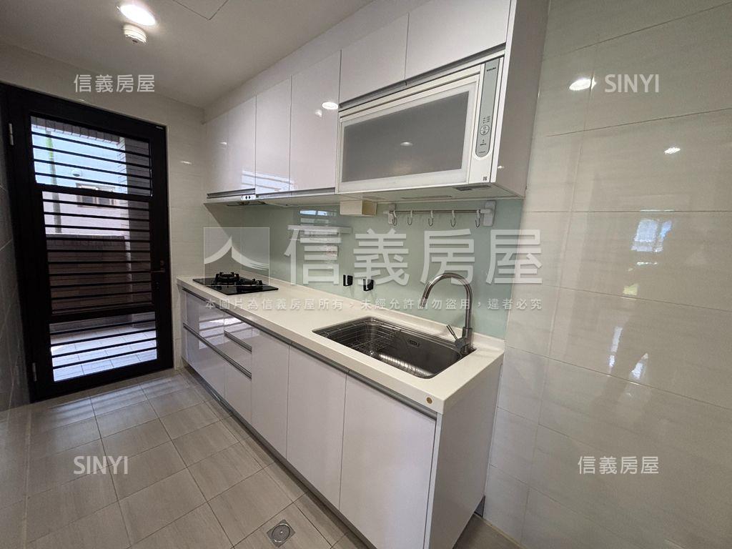 鶯桃捷運站三房車位房屋室內格局與周邊環境