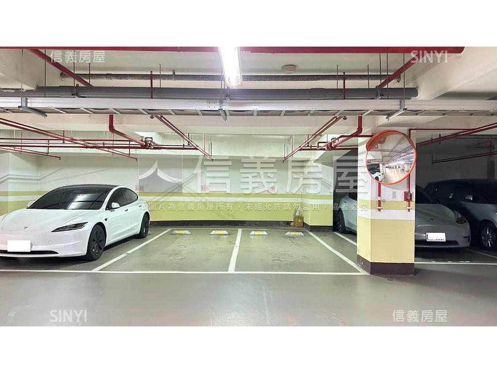 極美山莊Ｂ２坡平車位房屋室內格局與周邊環境