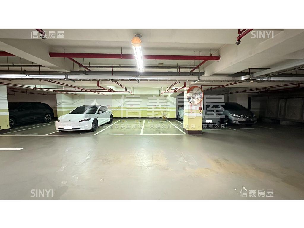 極美山莊Ｂ２坡平車位房屋室內格局與周邊環境