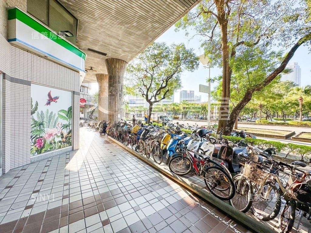 全家便利超商收租三角窗房屋室內格局與周邊環境