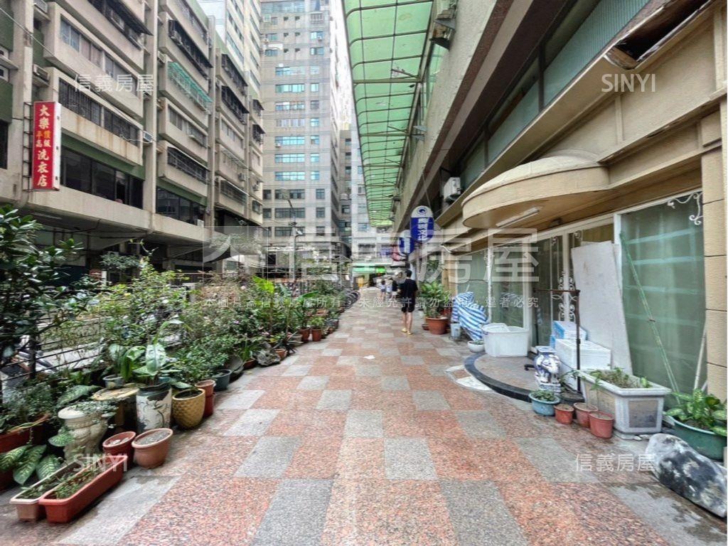 近捷運站旁百業金店面房屋室內格局與周邊環境
