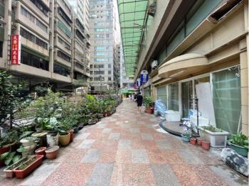 近捷運站旁百業金店面