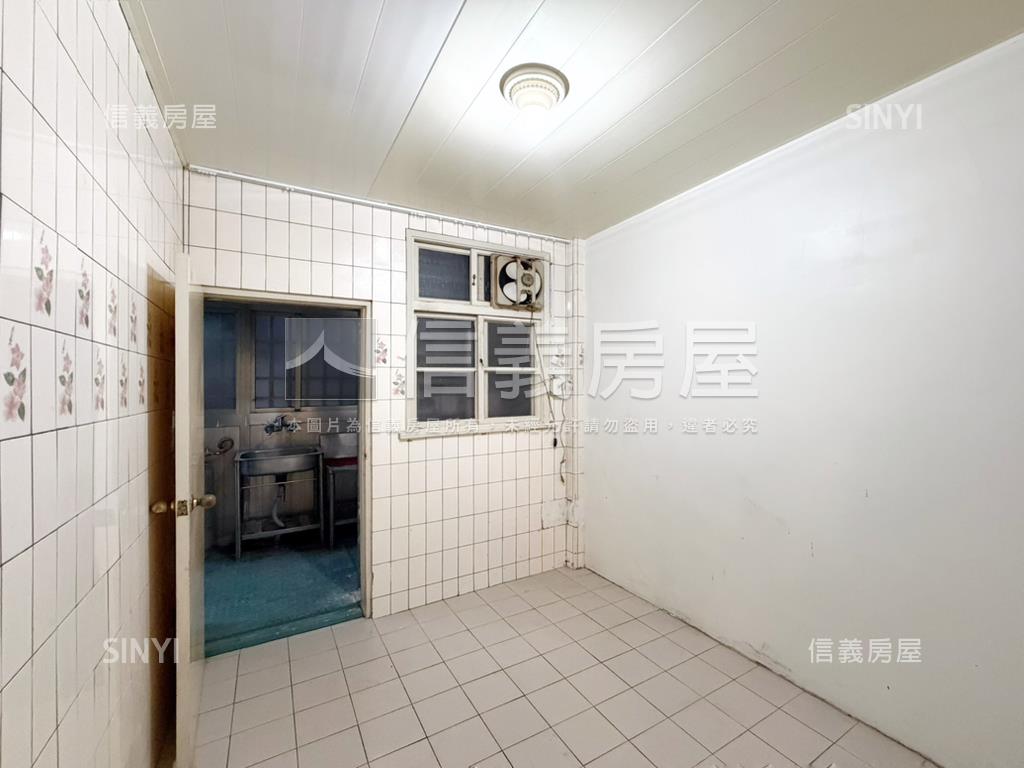 捷運邊間採光公寓黃金二樓房屋室內格局與周邊環境