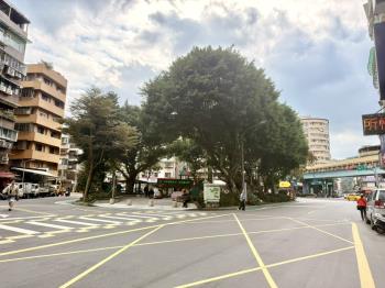 富陽人潮發財金店面