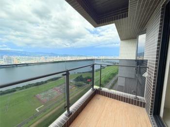 日賞河景夜賞燈火三房車位