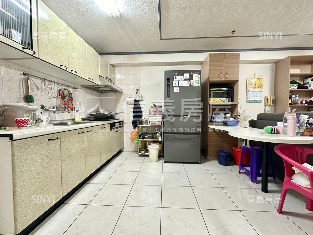 德崙路採光三房車位房屋室內格局與周邊環境