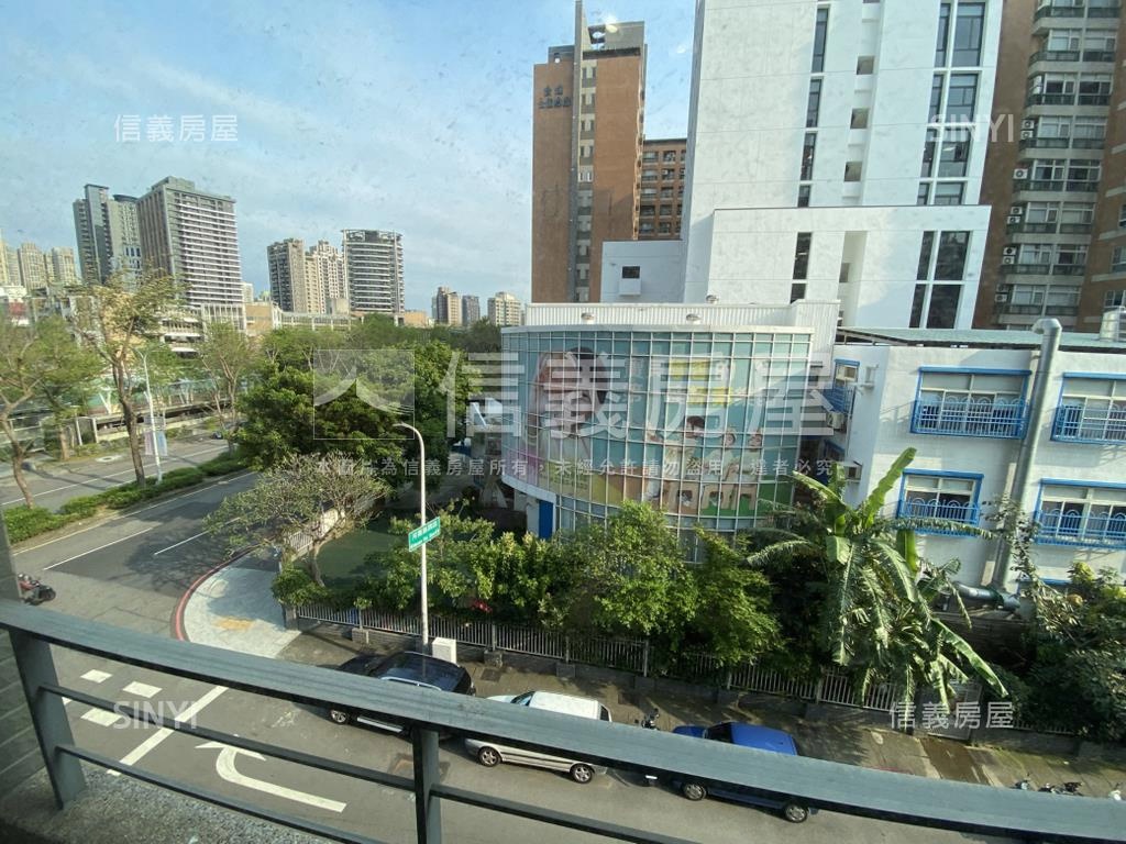 鉅虹創造之旅３房車位可看房屋室內格局與周邊環境