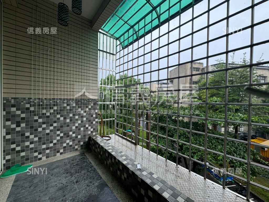近捷運景觀頂加裝潢美寓房屋室內格局與周邊環境