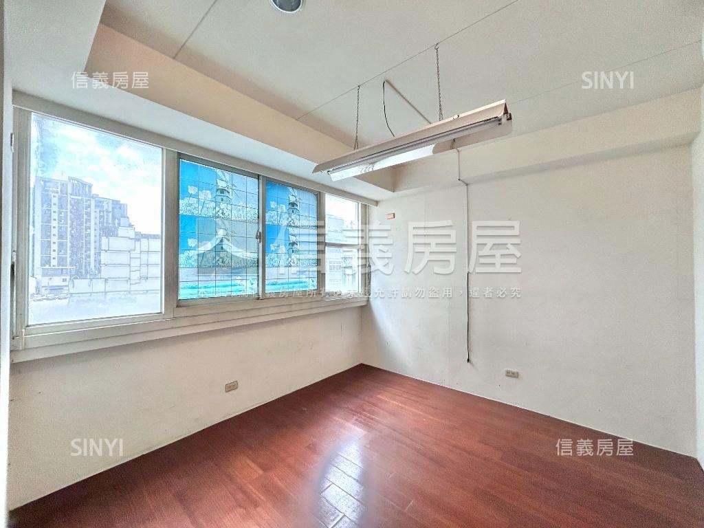 專任西區大三房平車房屋室內格局與周邊環境
